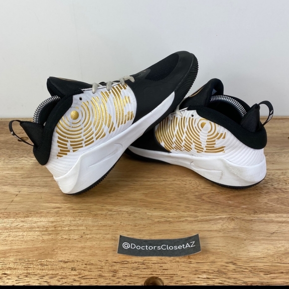 Nike Team Hustle D 9 Sneakers Black/Gold Sneakers - Picture 5 of 8